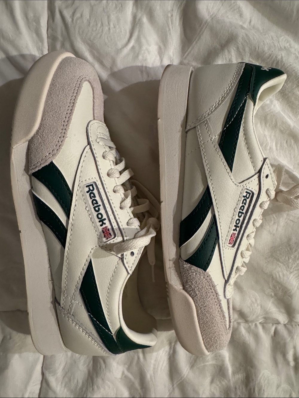 Reebok Classic Sneakers in White & Dark Green 6.5 Women’s